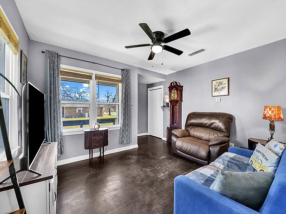 4th image of 309 N Cedar St