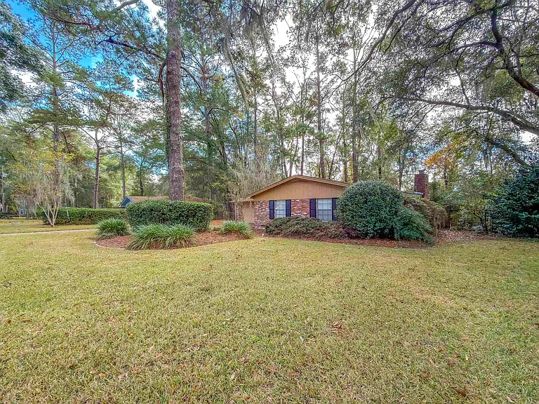 307 Sweetbriar Dr — Photo 1
