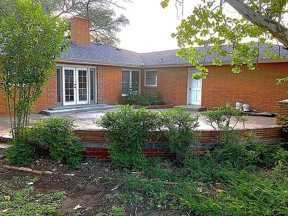 Patio w/ garage entrance
