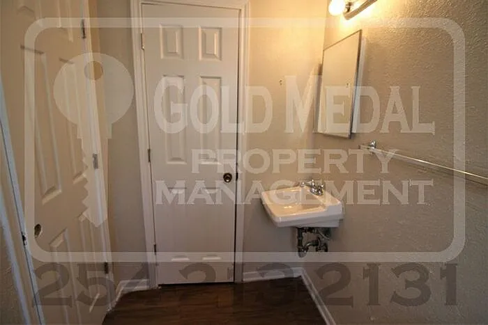 930 J R Ct — Photo 8