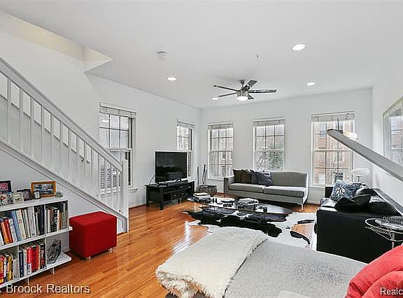5th image of 527 Graten St #1