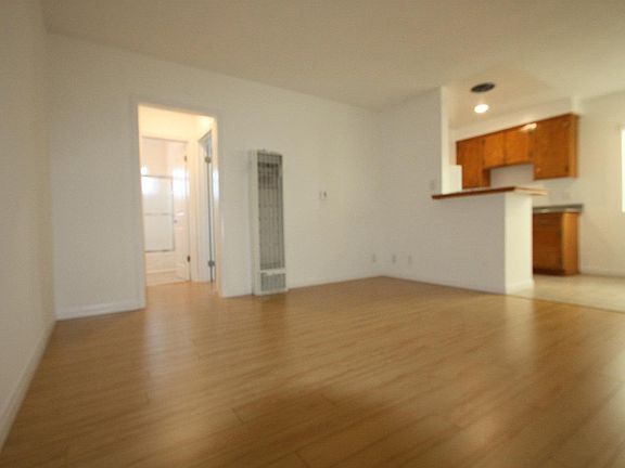 5th image of 12111 Pacific Ave #6