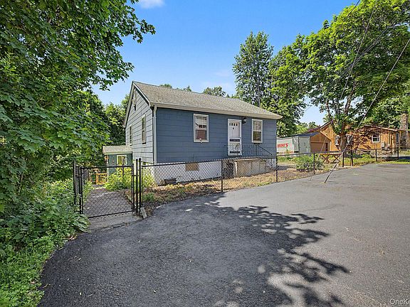 3rd image of 121 Putnam Drive