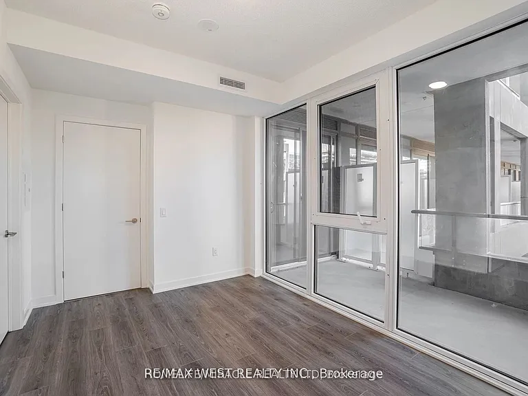 9 Tecumseth St #401 — Photo 17