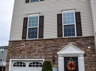 37 Village Green Ln, Sicklerville, NJ 08081