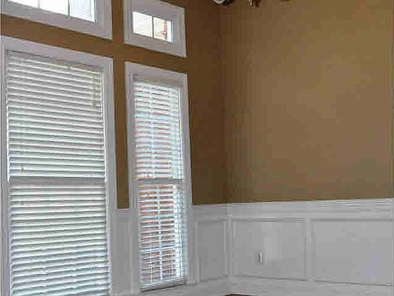 3rd image of 127 Vaughnwood Trce