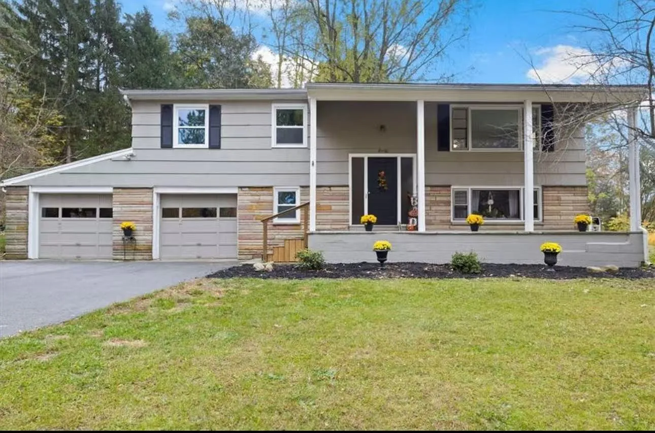 3 bed, 1.5 bath, 1020 sqft, $2,200 — Photo 1