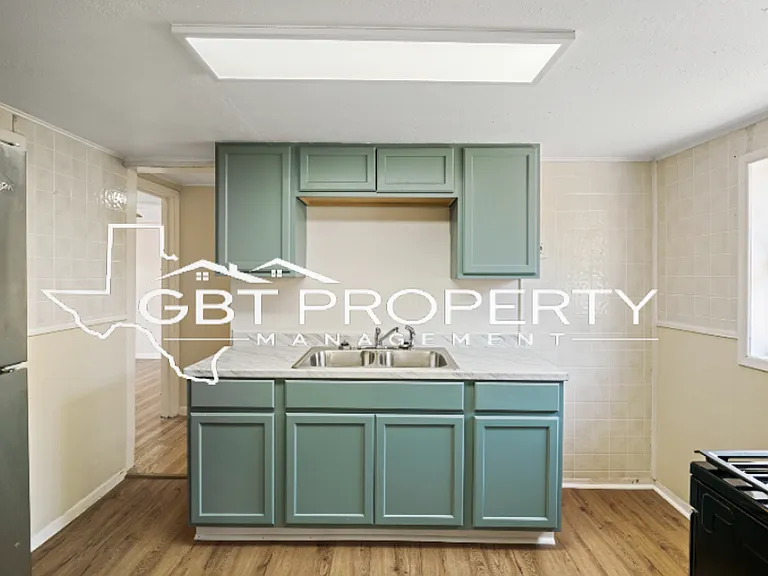 2342 Howard St — Photo 8