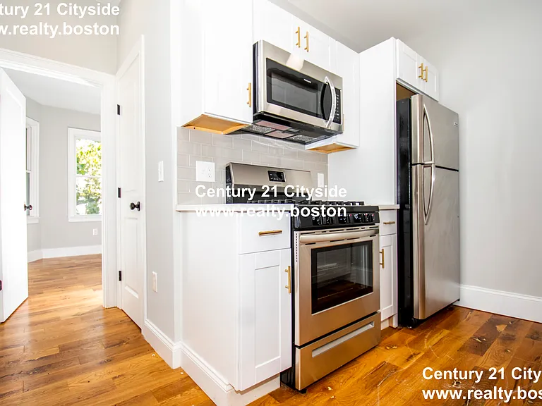142 Chelsea St #2 — Photo 3
