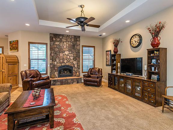 4th image of 90 Nutwood Cir