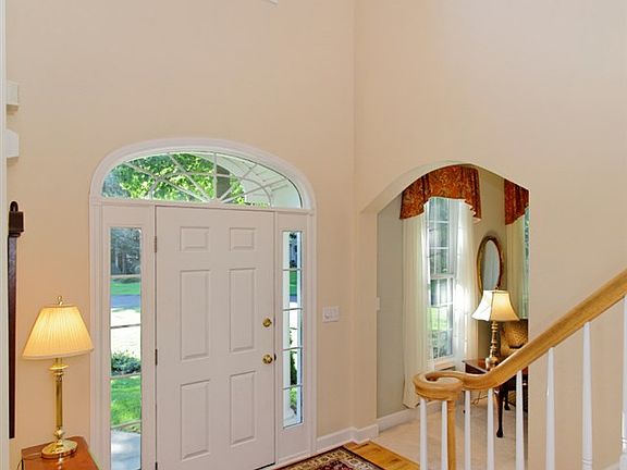 4th image of 2 Essex Cir