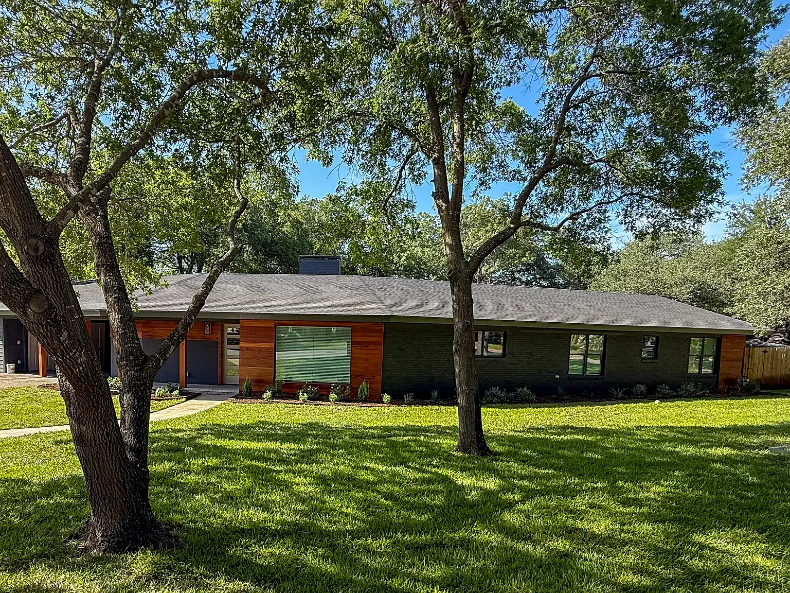 3 bed, 2448 sqft, $4,000 — Photo 1