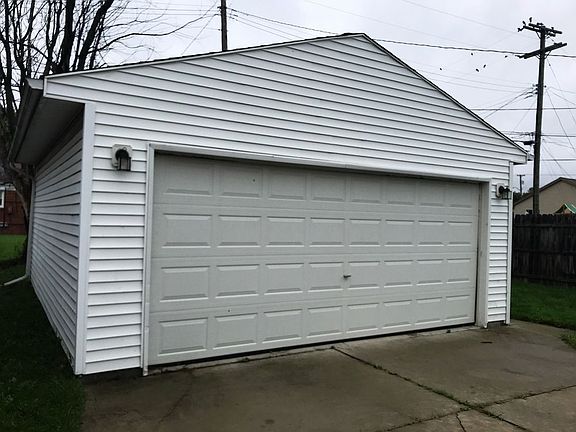 3rd image of 28915 Rosemont St