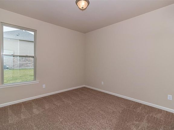 3rd image of 339 Oak Hampton Dr