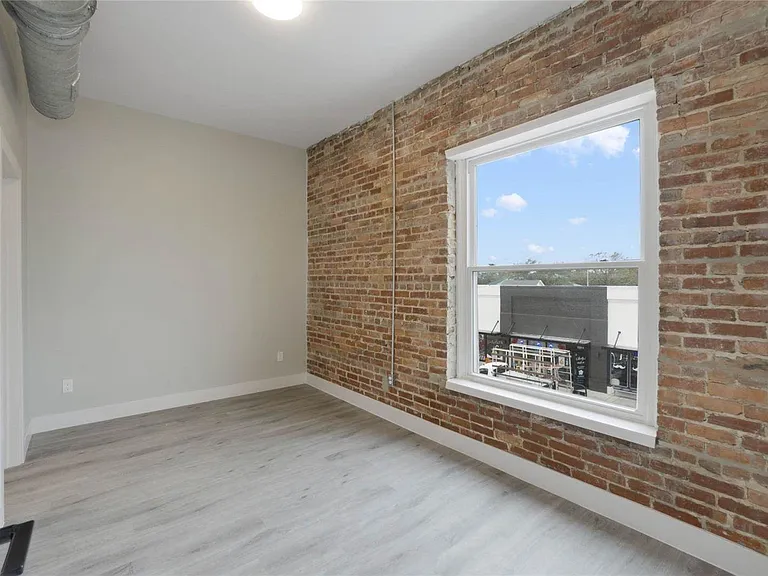 792 W Montrose St #205 — Photo 12