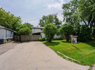 1070 Pelham Ave, Mississauga, ON L5E1L2