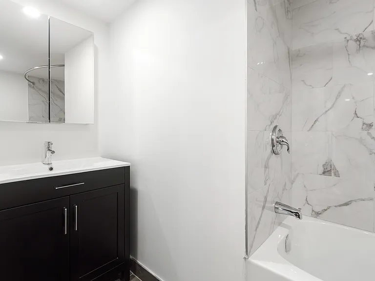 435 Albert St — Photo 32