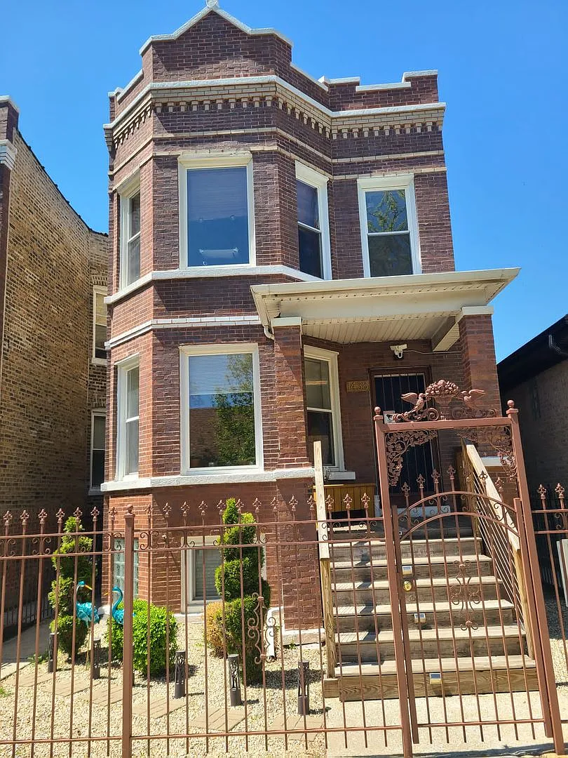 Humboldt Park Apartment — Photo 1