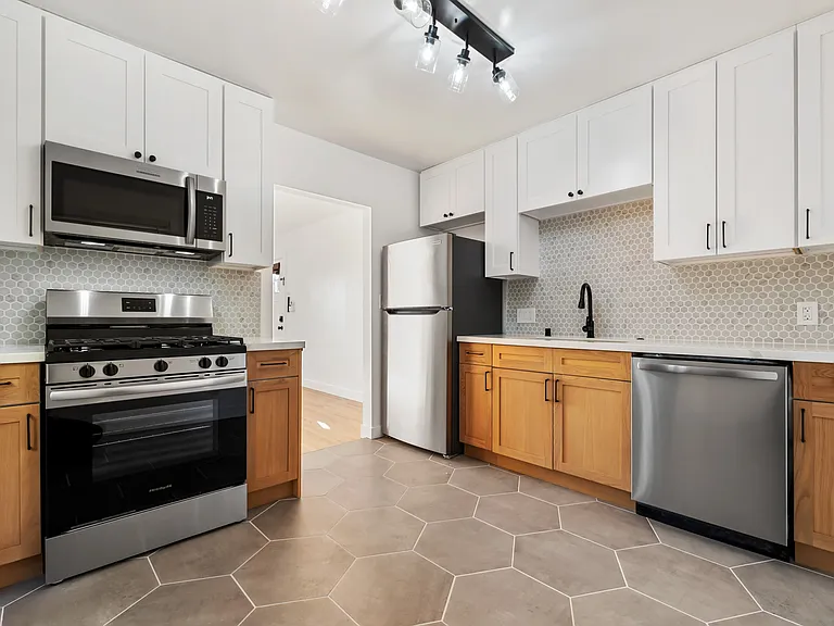 1537 Glenwood Dr — Photo 2