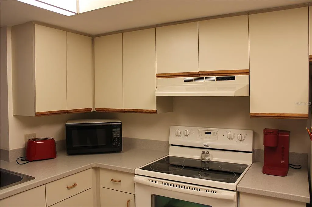 2 bed, 2.0 bath, 1042 sqft, $1,695 — Photo 3
