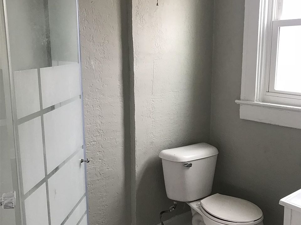 1918 Washington Bathrom