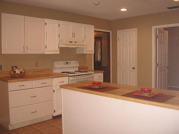 4th image of 2212 S Sherwood Dr