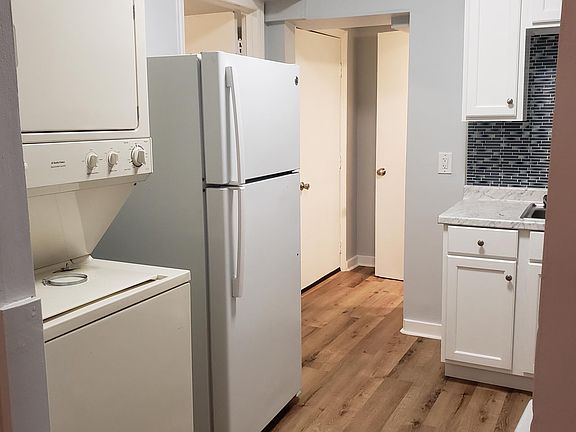 Washer/Dryer in this photo has been replaced with a new Maytag (see additional photo below)