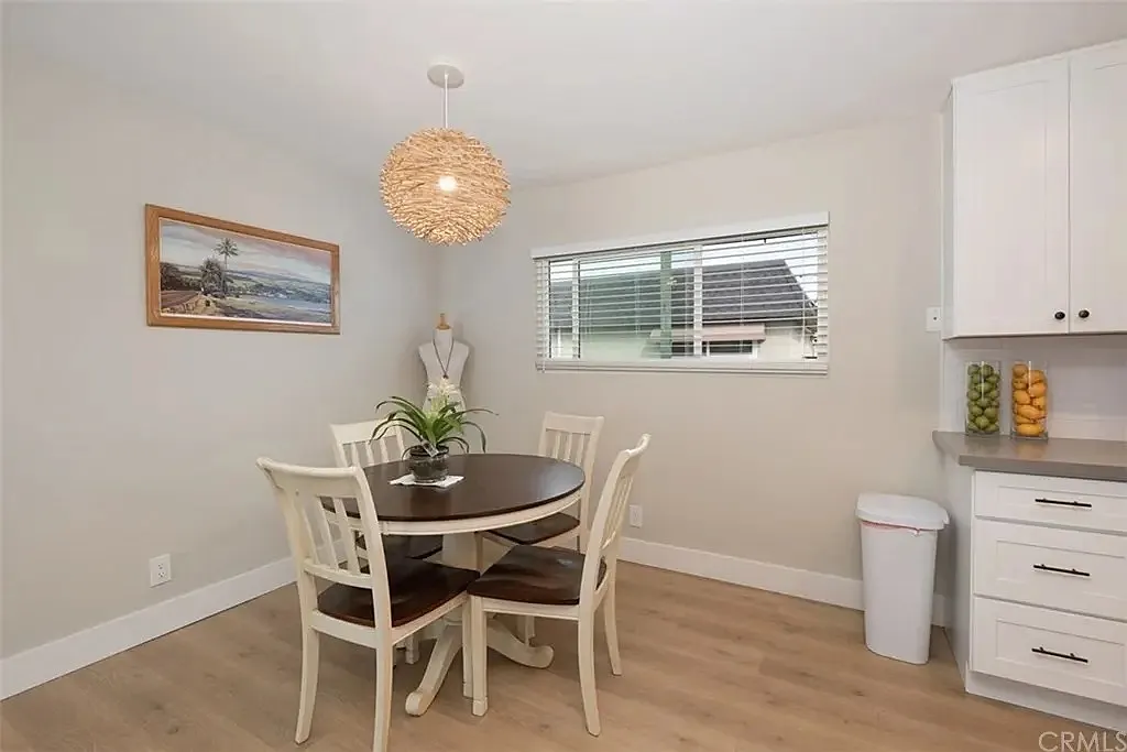 2 bed, 900 sqft, $3,300 — Photo 2