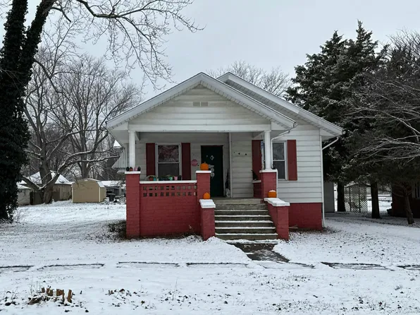 105 S 8th St, Elkville, IL 62932