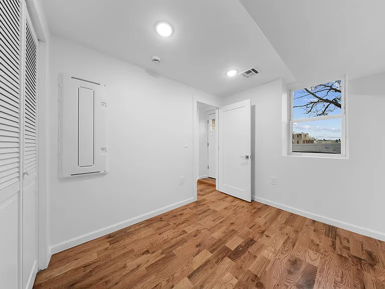 1111 53rd St #BASEMENT — Photo 14