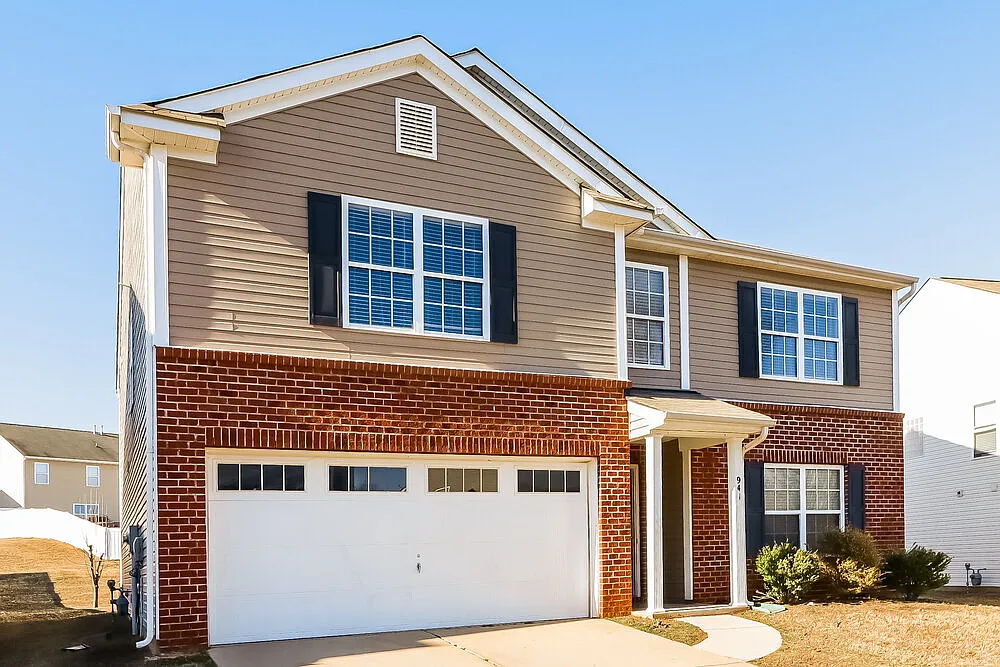 3 bed, 2.5 bath, 2815 sqft, $2,220 — Photo 4