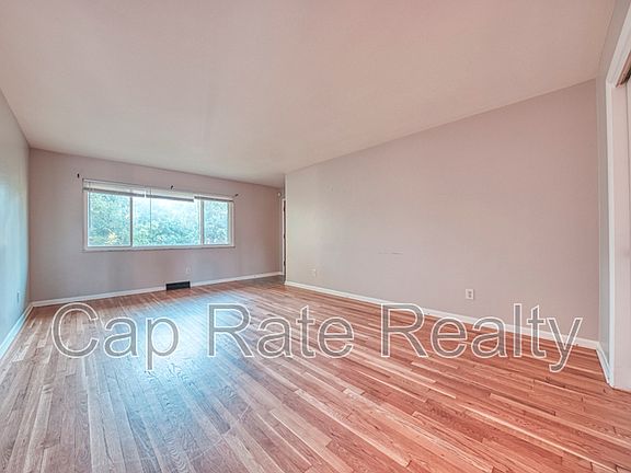 4th image of 26 S Hampton Rd #D