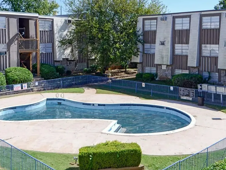 Las Brisas Apartments — Photo 9