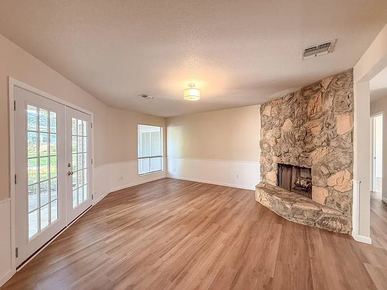 702 S Chappell Hill St — Photo 3