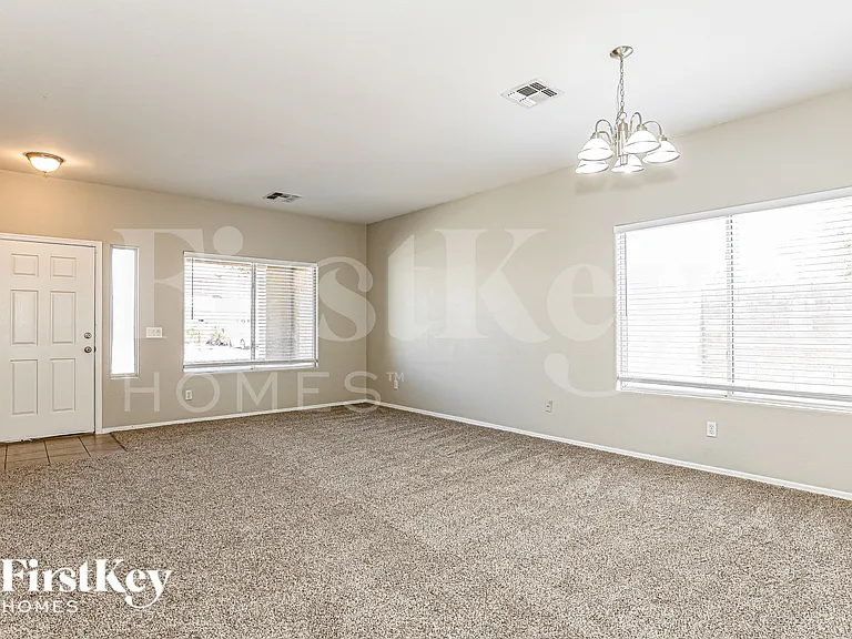 110 N 118th Ave — Photo 2