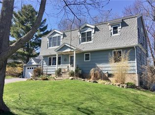 35 Hilltop Cir E, Milford, CT 06460