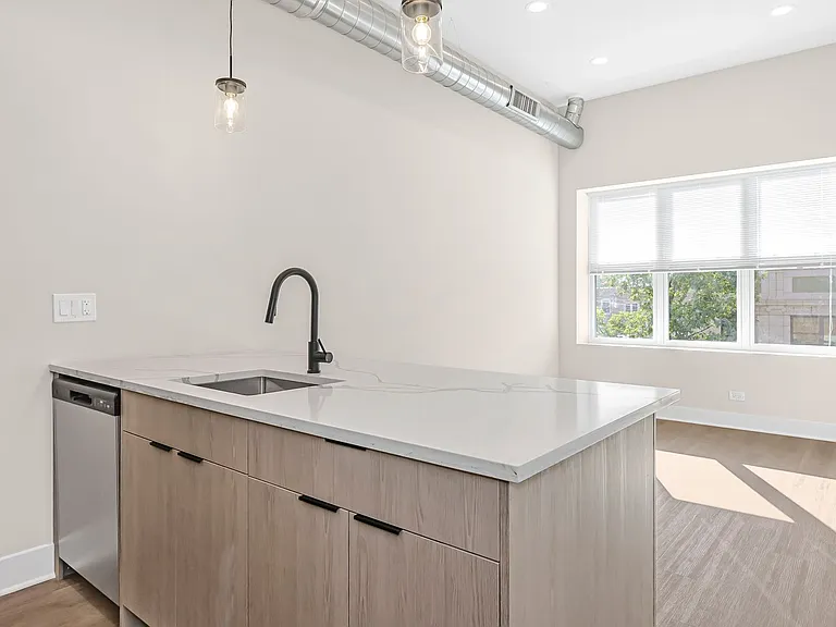 4533 N Clark St — Photo 3