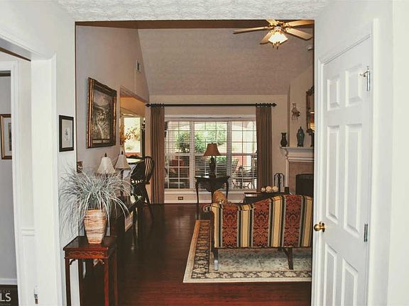 3rd image of 1464 Kensington Pl