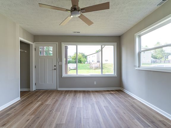 3rd image of 106 Hardin Ct