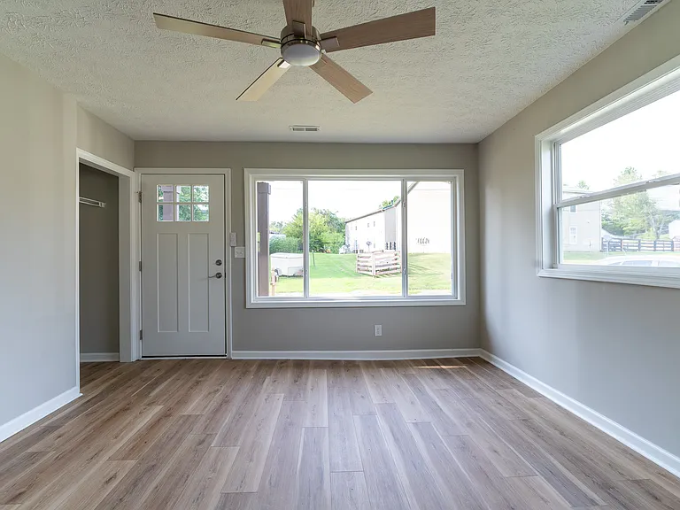 106 Hardin Ct — Photo 3