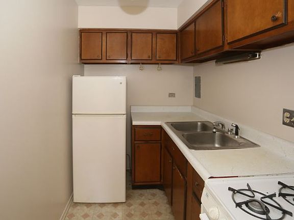 3rd image of 660 W Wrightwood Ave APT 403