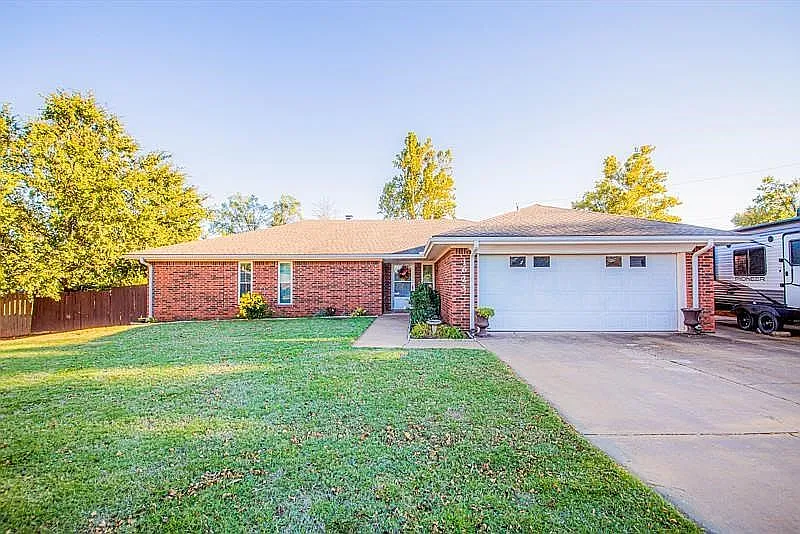 3 bed, 2.0 bath, 1919 sqft, $1,554 — Photo 2