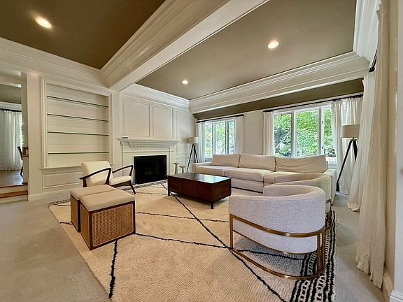 4th image of 5042 Blackhawk Dr