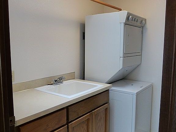 Laundry w/sink, bar