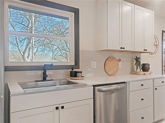 2nd image of 1319 Meadow Ln