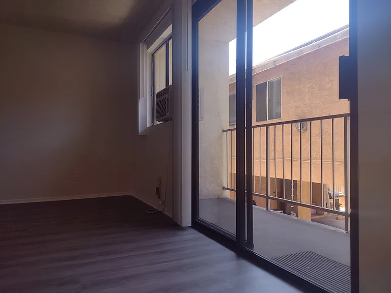 640 W 7th St #5 — Photo 8