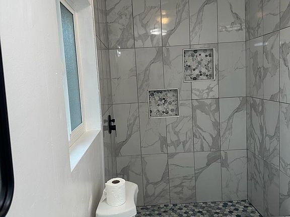 2nd image of 135 1/2 S Park Ave #135-1/2