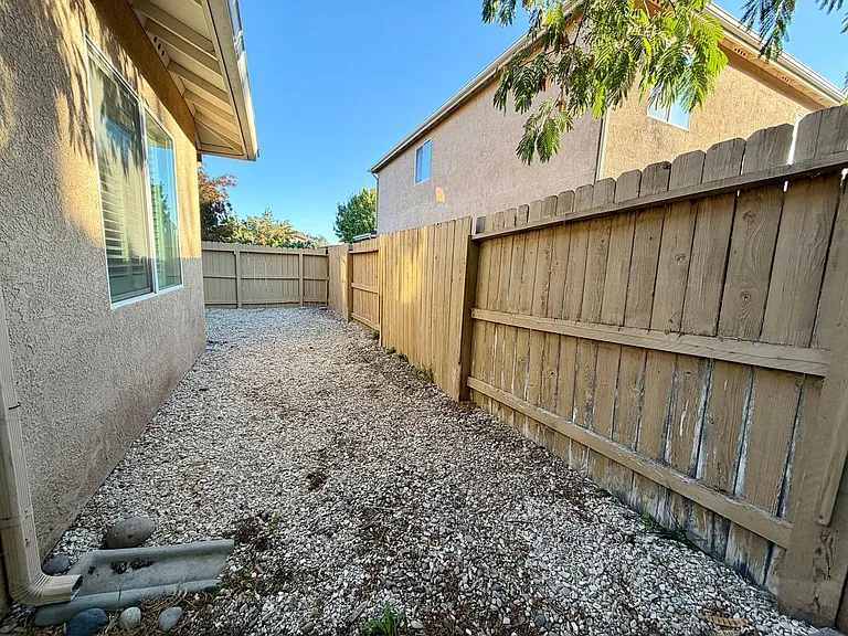 904 Larable Ct — Photo 33