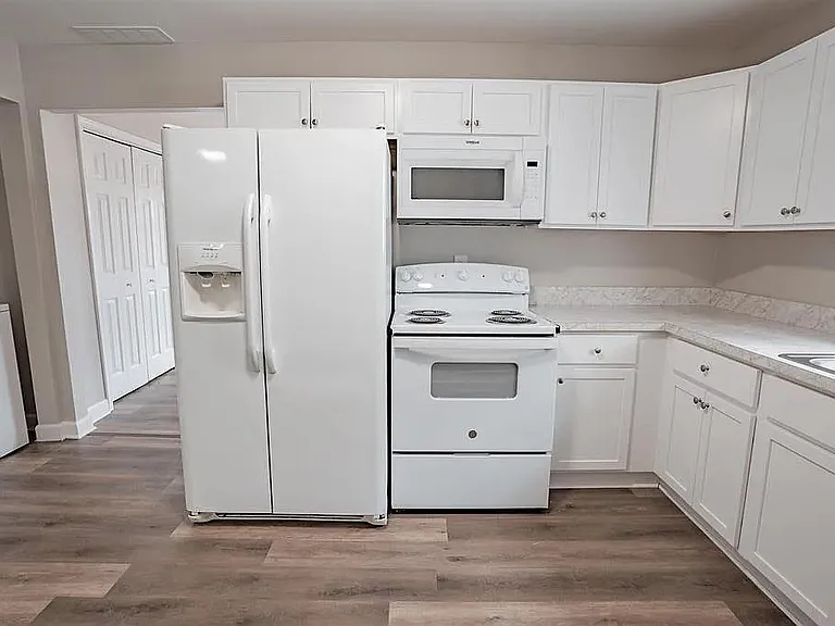 621 Clay St — Photo 3