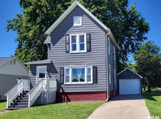 938 Maple Ave, Galesburg, IL 61401